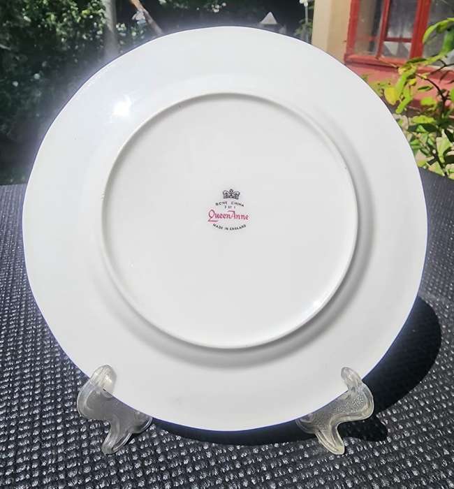 Exquisite Queen Anne 1960s Red and Pink Roses Pattern 16 Piece Teaset