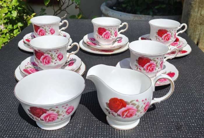 Exquisite Queen Anne 1960s Red and Pink Roses Pattern 16 Piece Teaset