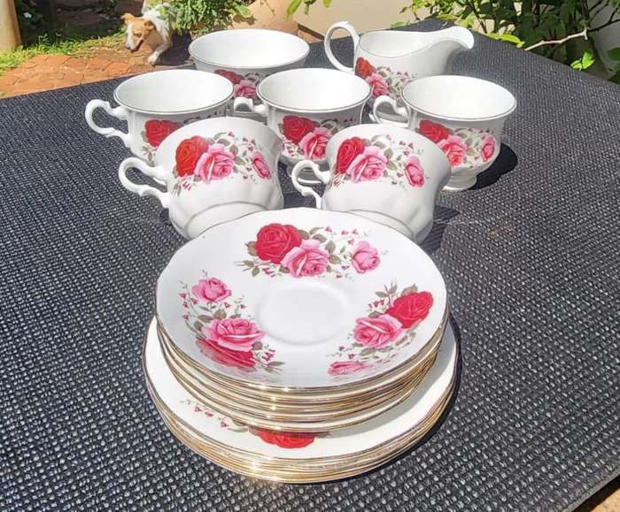 Exquisite Queen Anne 1960s Red and Pink Roses Pattern 16 Piece Teaset