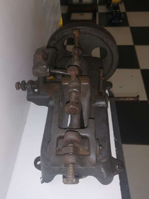 Vintage bandsaw tooth setter