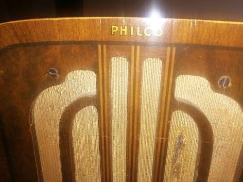 Philco radio 1930`s in working condition - do have some wear and tear
