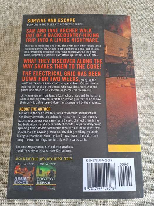 Survive and Escape Book 1 in The Blue Lives Apocalypse Series - Lee West
