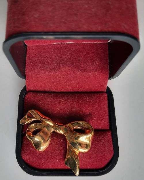 Bow brooch