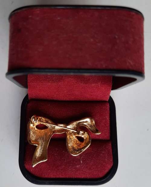 Bow brooch