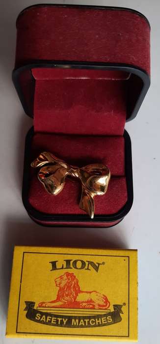 Bow brooch