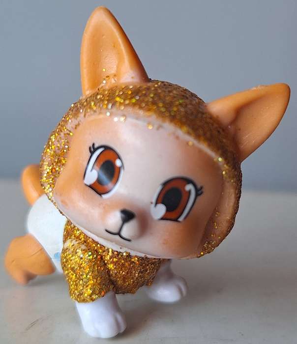 small cat (4.5cm tall)