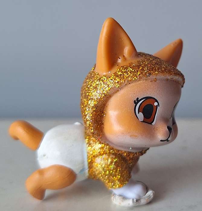 small cat (4.5cm tall)
