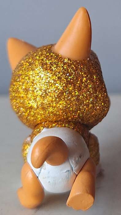 small cat (4.5cm tall)