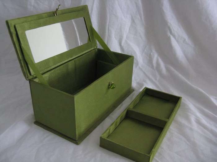 TRINKET BOX.. L 20cm x W 9.8cm x H 8.8cm.