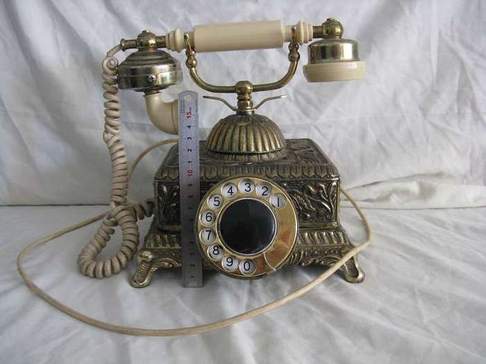 VINTAGE DIAL PHONE. UNTESTED. SOLD "AS IS".