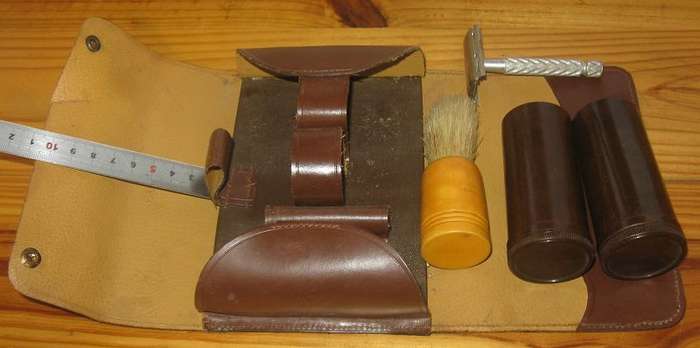 VTG SHAVING KIT. ENGLAND GILLETTE RAZOR, MERITOR SHAVING BRUSH, 2 x BAKELITE SHAVING SOAP HOLDERS.