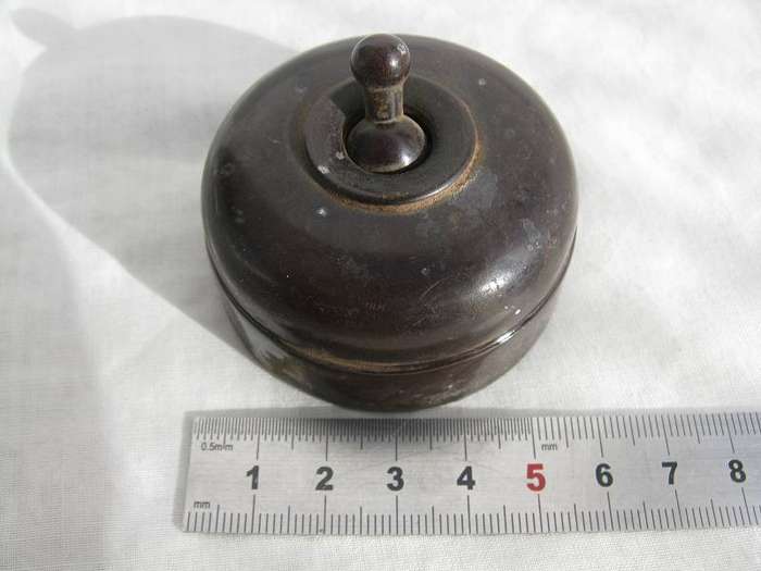 VINTAGE BRITISH MAKE BRITMAC CERAMIC & BAKELITE SWITCH.
