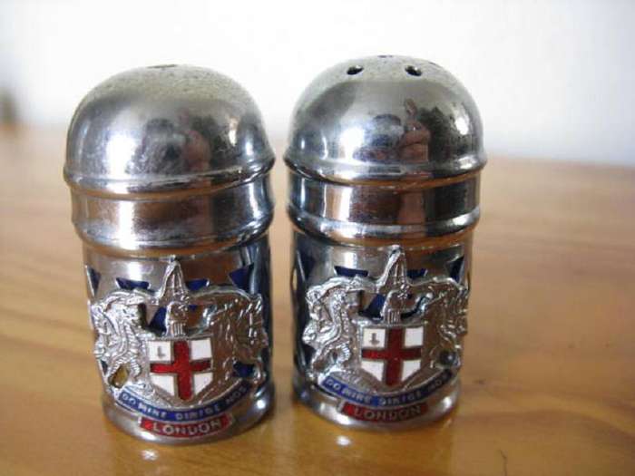 SALT AND PEPPER POTS. LONDON. H 5cm.