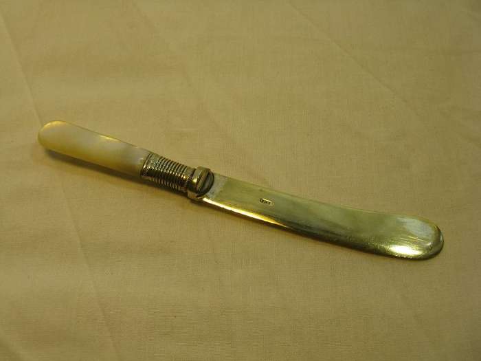 VINTAGE EPNS KNIFE WITH POSSIBLY MOTHER OF PEARL HANDLE. L 15 cm.
