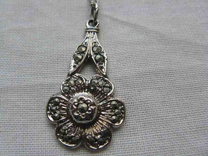 NECKLACE (L 46cm) AND PENDANT (L 2.8cm).