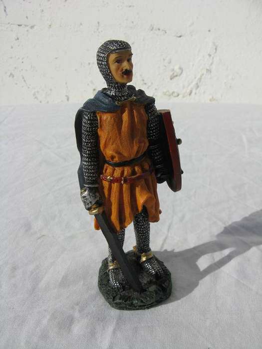 MEDI-EVIL KNIGHT WITH SWORD & SHIELD. H 15.5cm.