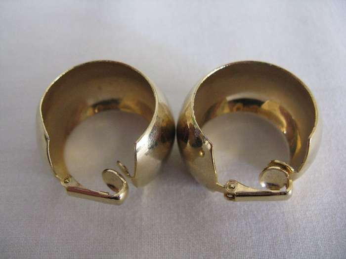 CLIP-ON EARINGS.