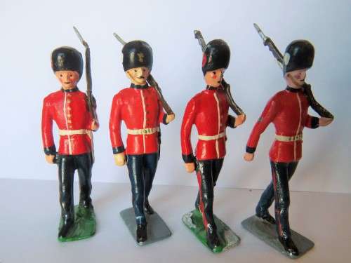 Set of 4 British lead soldiers - Guards marching with rifles