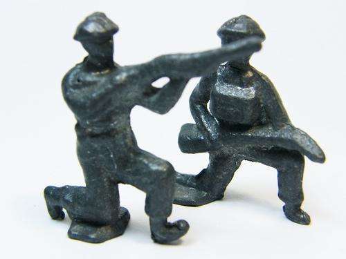 Lot of 2 vintage lead soldiers - unpainted - as per photo