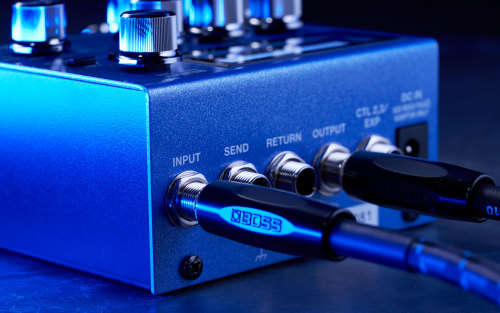BOSS SY-200 POLYPHONIC GUITAR SYNTHESIZER WITH LCD DISPLAY, 128 MEMORIES, 200 SERIES PEDAL