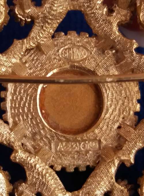 "Sphinx" green cabochon gilded brooch
