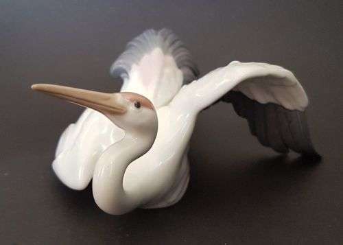 Superb Lladro `Fluttering Crane` Figurine #1598, sculpted by Debon, (Retired)