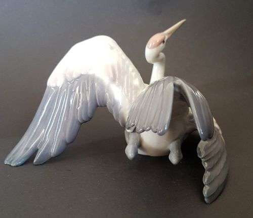 Superb Lladro `Fluttering Crane` Figurine #1598, sculpted by Debon, (Retired)