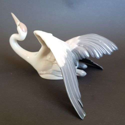 Superb Lladro `Fluttering Crane` Figurine #1598, sculpted by Debon, (Retired)