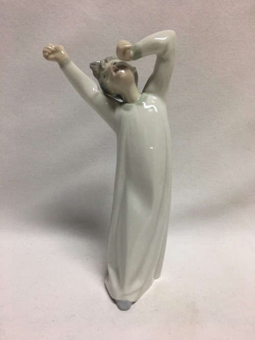 DELIGHTFUL LLADRO FIGURE - BOY AWAKENING REF. 4870