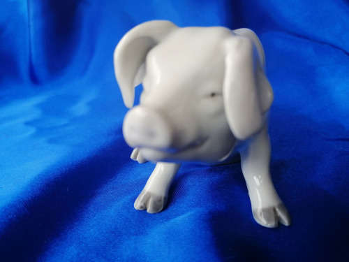 Very Old China Pig Facing Right *