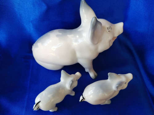Beswick Sitting Mother Pig 832 and Piglets 833 and 834
