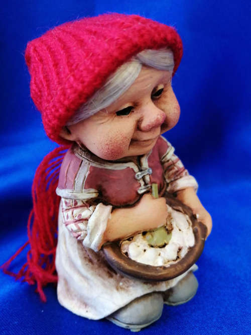 Bele Norway Old lady Figure