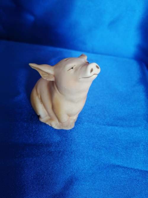 Vintage Sitting salt - pepper pot