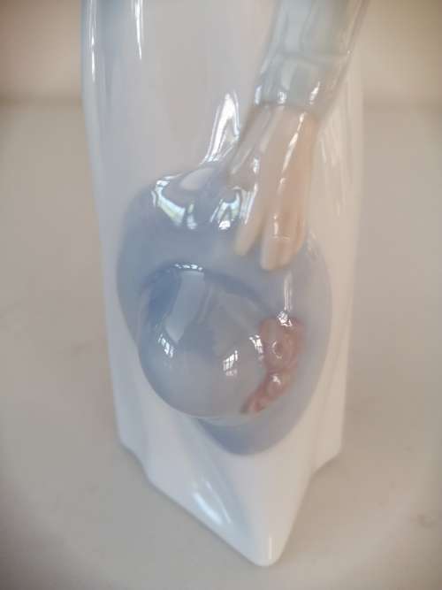 Lladro Nao Figurine - Girl with Hat and Flowers