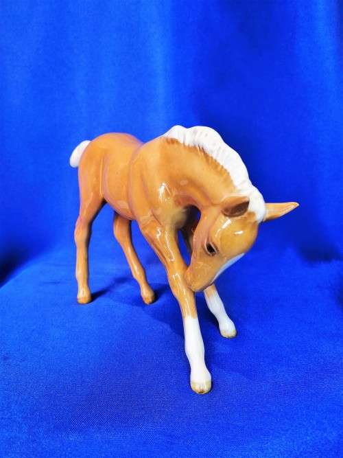 Beswick Large Foal Gloss Palomino Model Number 947 Head Down