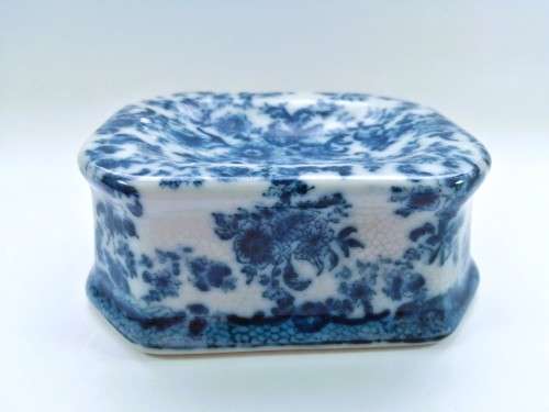 Wong Lee WL 1895 Blue and White soap dish craquelure wares