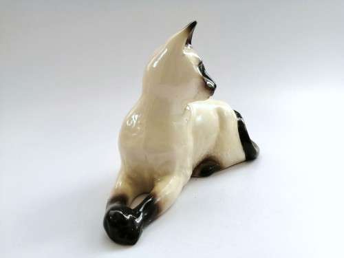 Beswick Female Siamese Cat Lying Down 1558