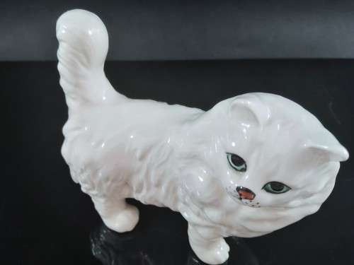 Beswick Gloss Persian Cat, Standing in White