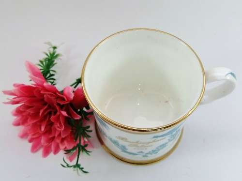 Stunning gilt rimmed Buckingham Palace 1994 mug