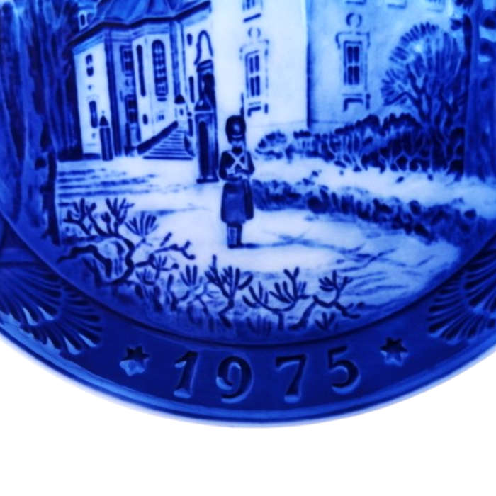 Royal Copenhagen Christmas Plate 1975 The Queen`s Christmas Residence