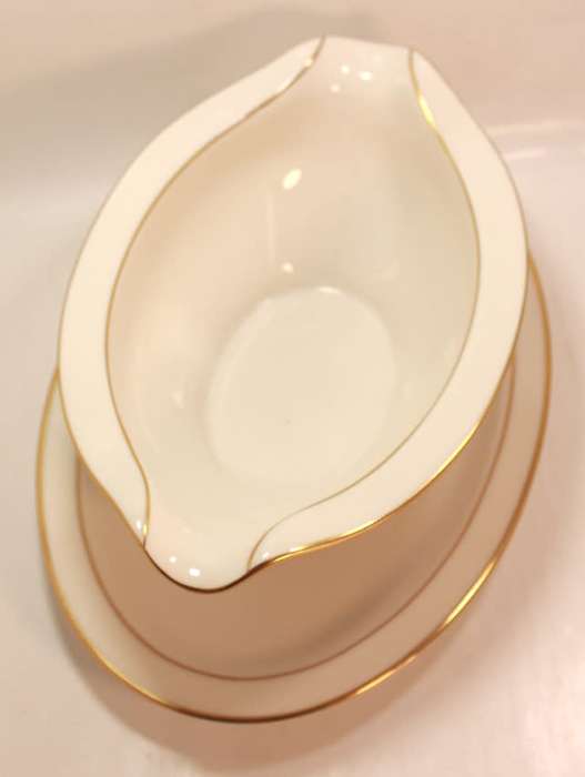 Noritake `Caledonia` 7091 Gravy Boat with Attached Underplate Made In Japan
