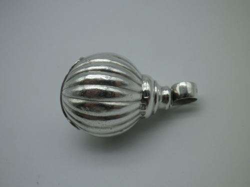 CHESTER 1899 ANTIQUE HALLMARKED STERLING SILVER baby`s rattle teether bell. 14grms 4.5 x 2.5 cm RARE