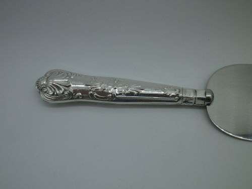 Hallmarked Silver Handled QUEENS pattern CAKE LIFTER Sheffield 1978 Harrison Bros