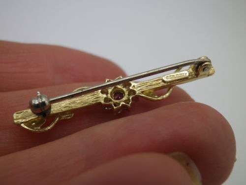9ct Yellow Gold brooch, Ruby and Diamond Dainty Brooch. 1 gr. 3.5cm