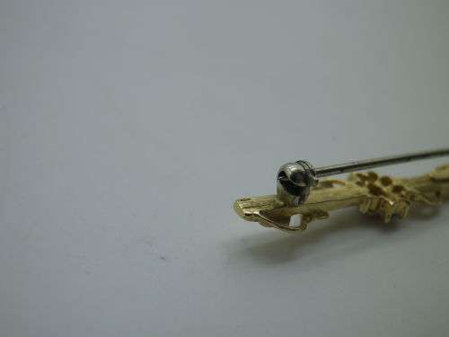 9ct Yellow Gold brooch, Ruby and Diamond Dainty Brooch. 1 gr. 3.5cm