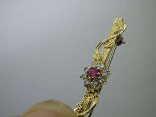 9ct Yellow Gold brooch, Ruby and Diamond Dainty Brooch. 1 gr. 3.5cm