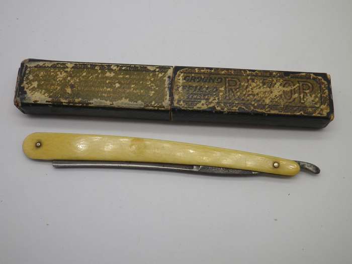 Vintage KROP UK Cut Throat Razor, cased German blade ground in Hamburg for Hepworth`s Ltd S. Africa