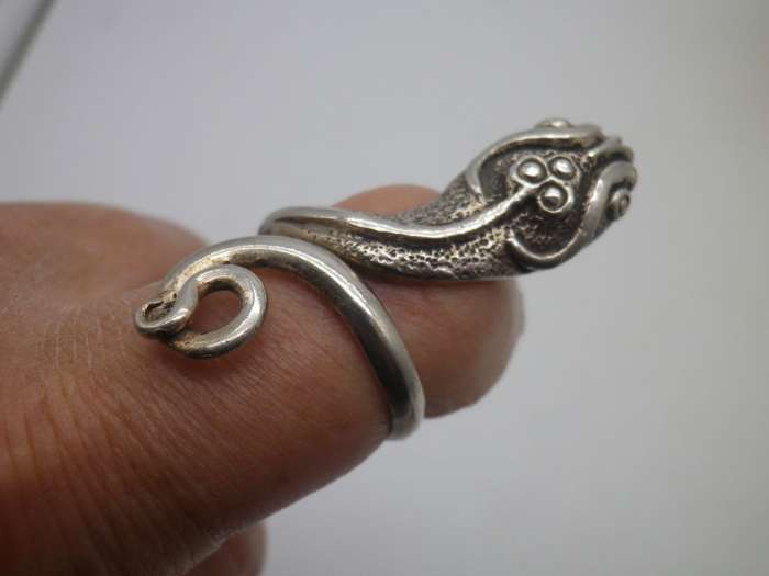 Sterling Silver Vintage SNAKE RING Size: P- but adjustable 9grms DRAMATIC!!