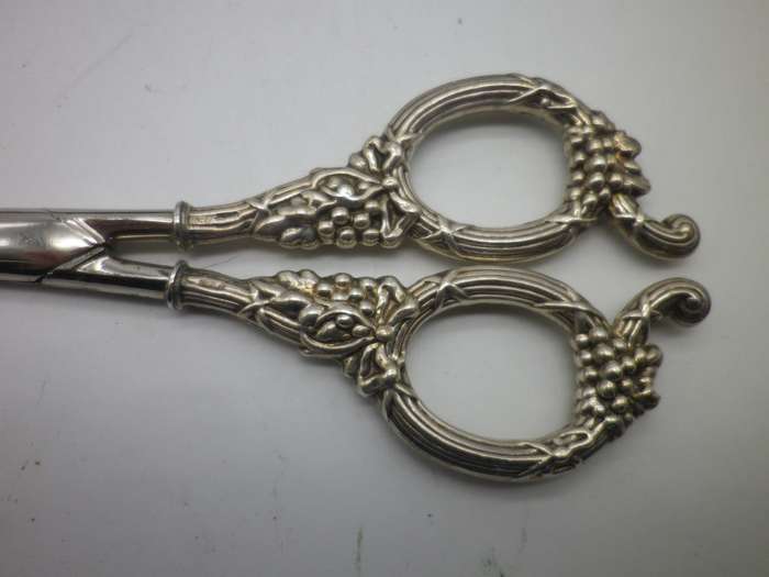 Hallmarked Edwardian Sterling Silver Handled GRAPE SCISSORS. Birmingham, 1901 Levi & Salaman. Boxed.