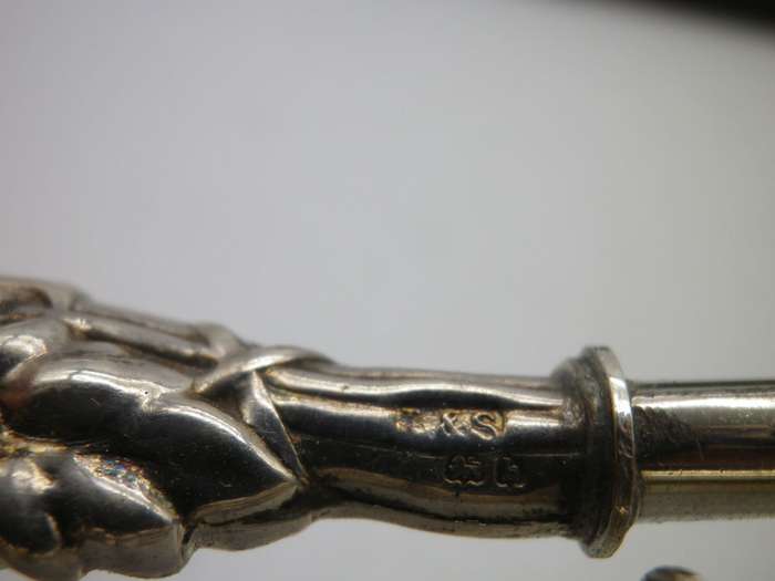 Hallmarked Edwardian Sterling Silver Handled GRAPE SCISSORS. Birmingham, 1901 Levi & Salaman. Boxed.